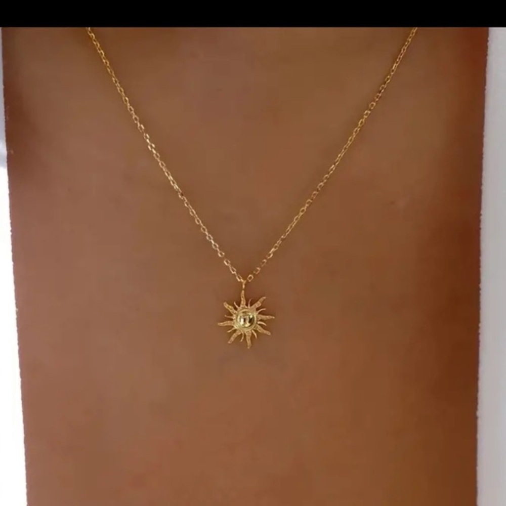 🔥10 for $100🔥 18K Gold plated sunburst charm pendant necklace